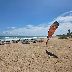 Luxurious Beachside 3-br Apartment